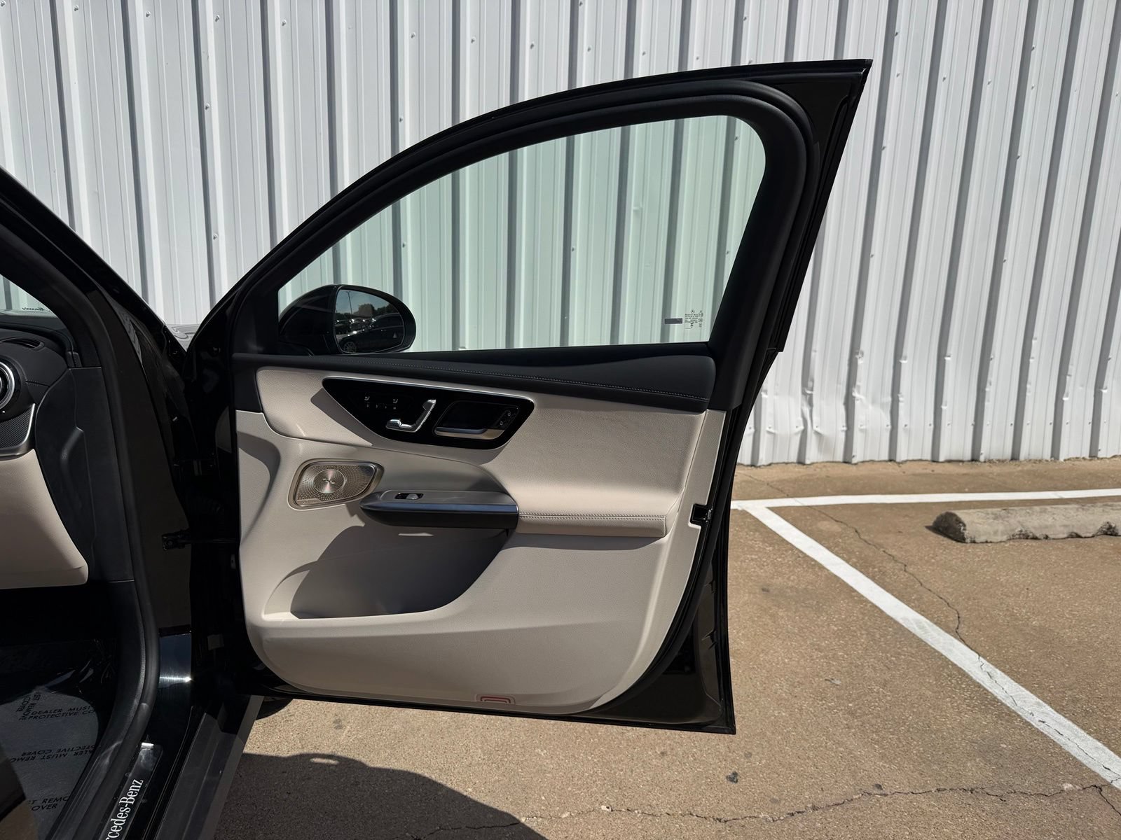 Used 2025 Mercedes-Benz GLC 300 4MATIC image 36
