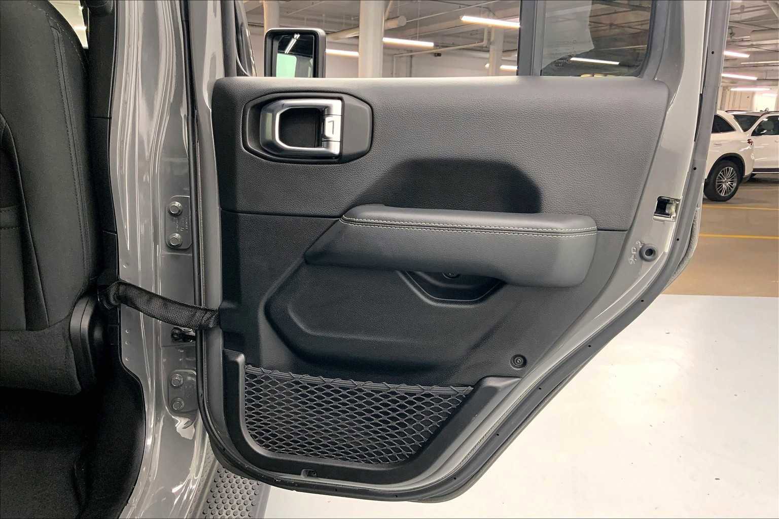 Used 2020 Jeep Wrangler Unlimited Sahara image 12