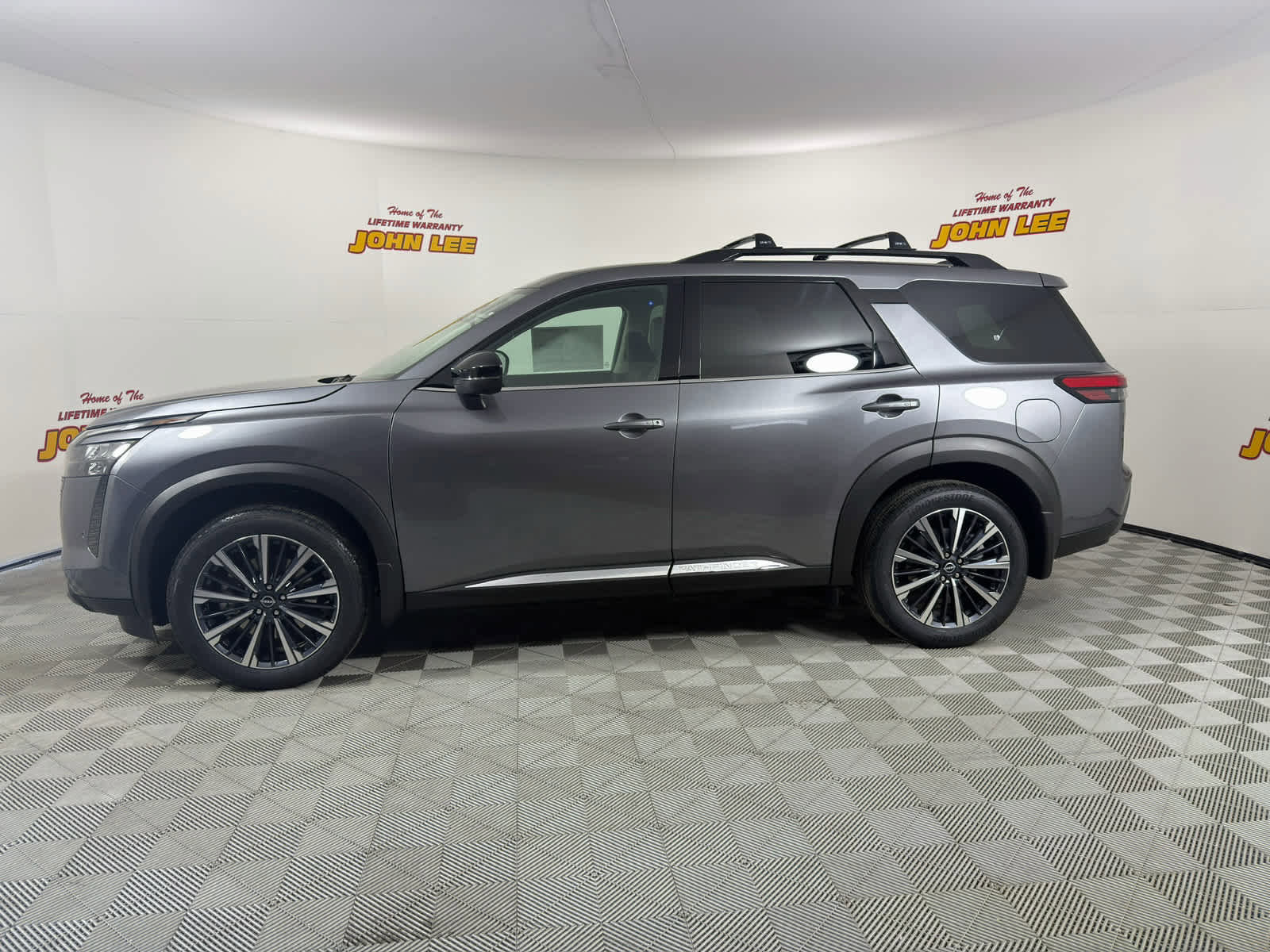 New 2026 Nissan Pathfinder Platinum image 2