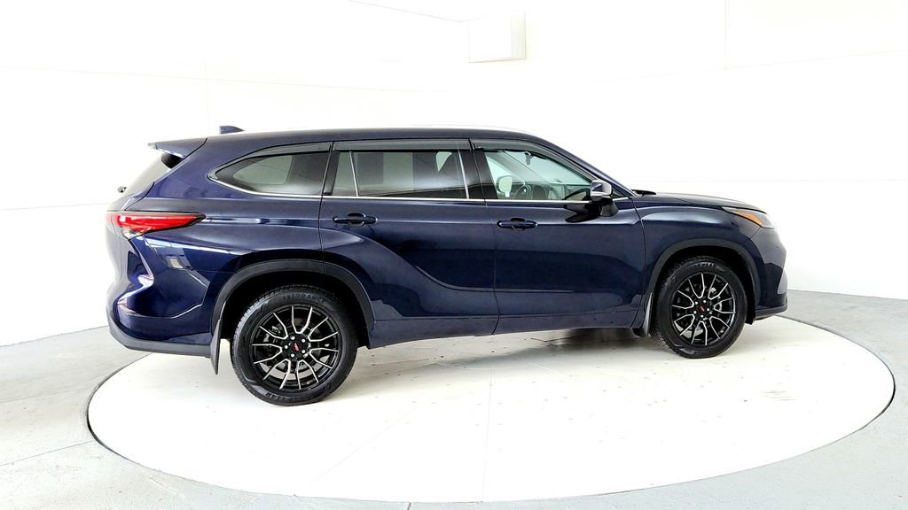 Used 2022 Toyota Highlander XLE AWD/4WD image 6