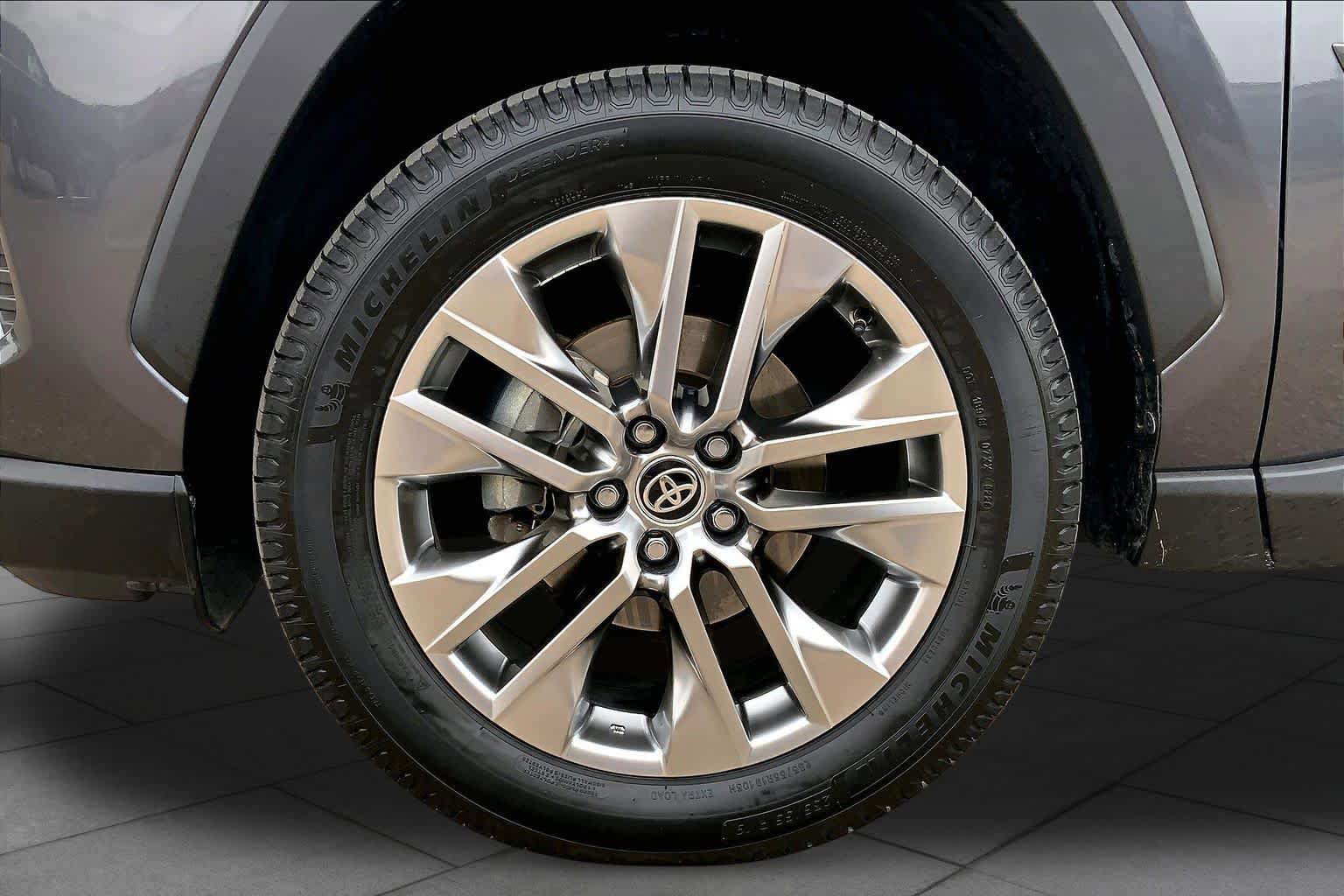Used 2020 Toyota RAV4 XLE Premium FWD image 11