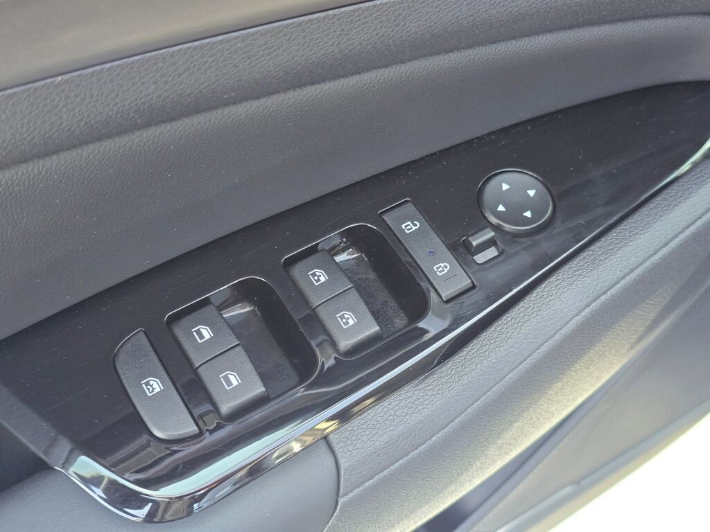Used 2025 Kia Sportage EX FWD image 16