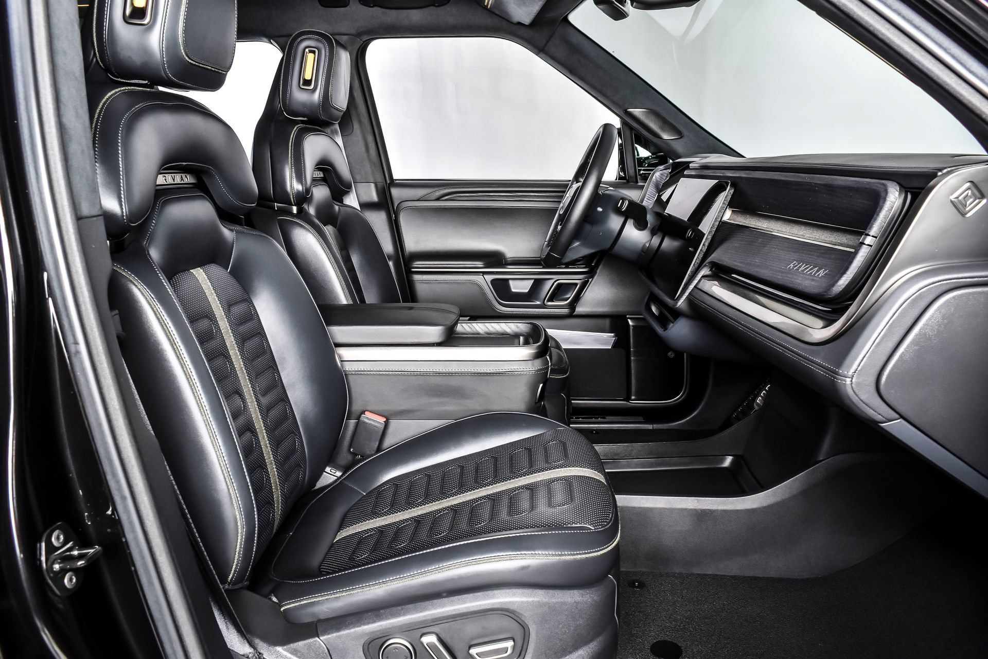 Used 2024 Rivian R1S Adventure AWD/4WD image 24