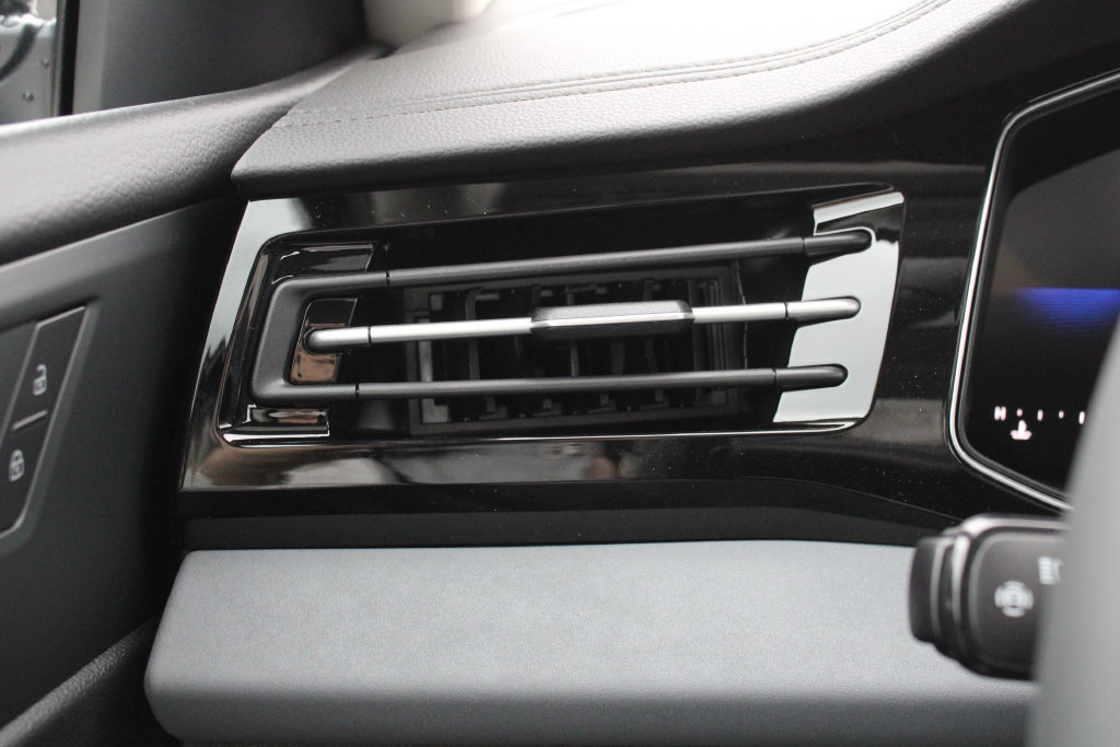 New 2027 Volkswagen Jetta SE FWD image 9
