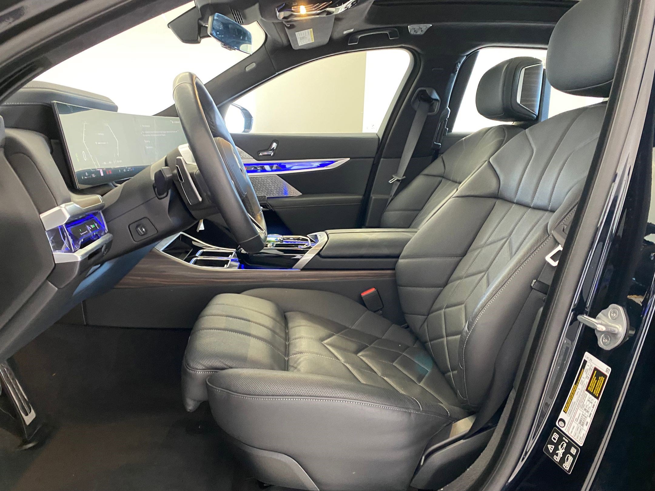 Used 2025 BMW 760i xDrive w/ Executive Package image 4