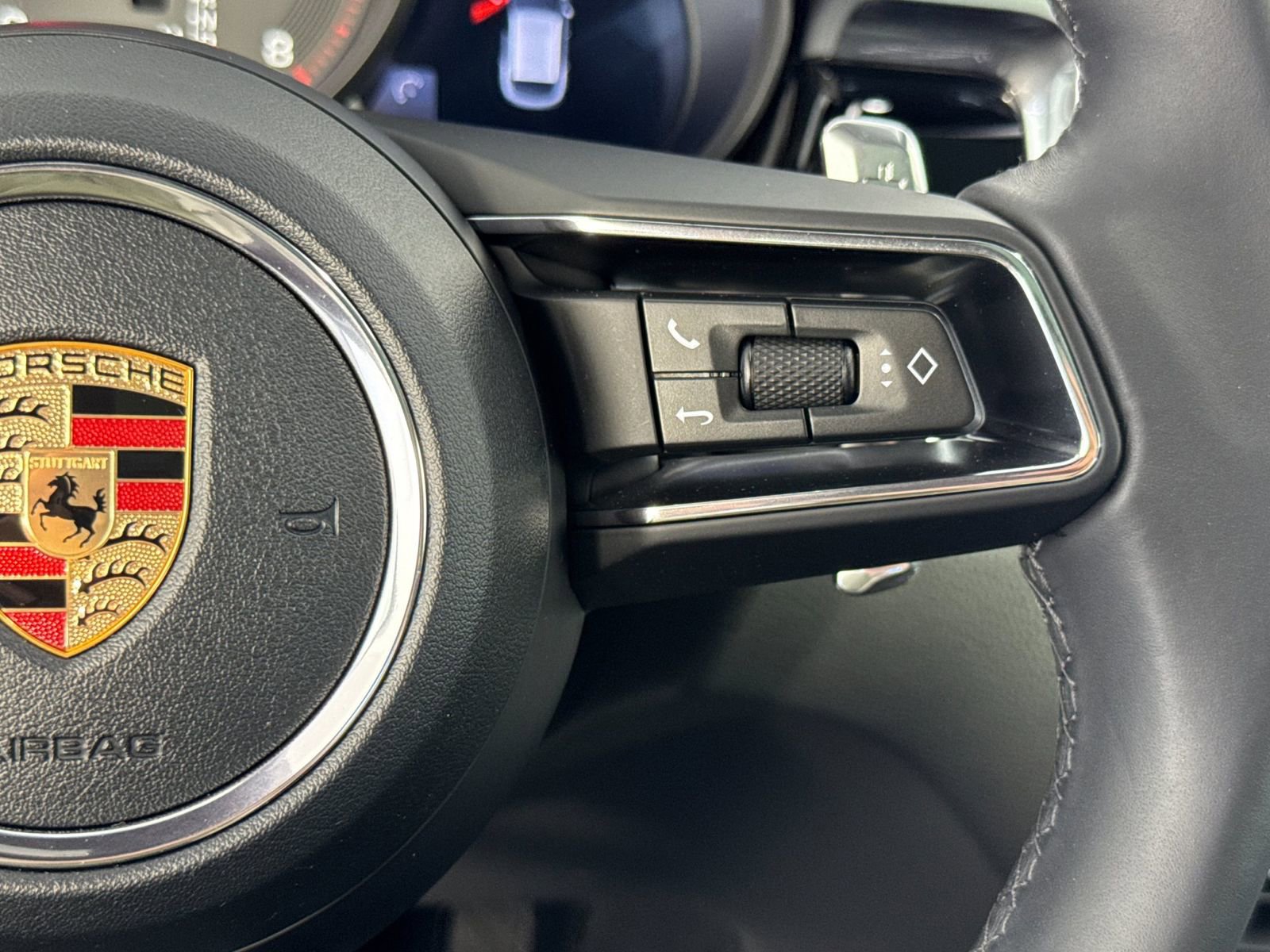 Certified 2025 Porsche Macan AWD/4WD image 28