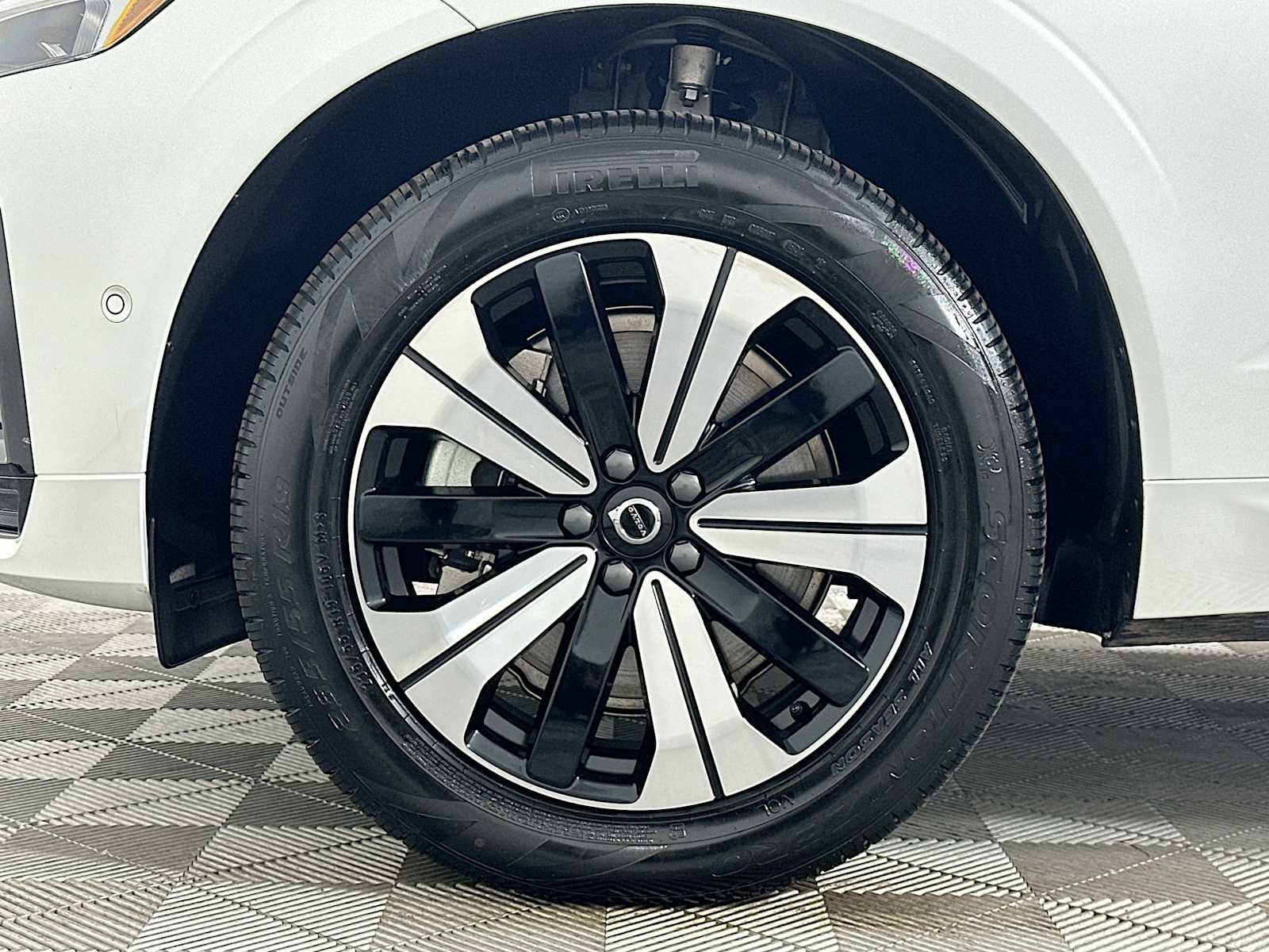 Used 2025 Volvo XC60 T8 Plus image 29