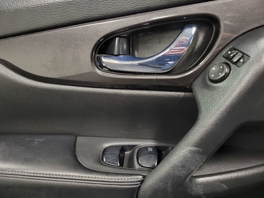 Used 2020 Nissan Rogue SV image 21