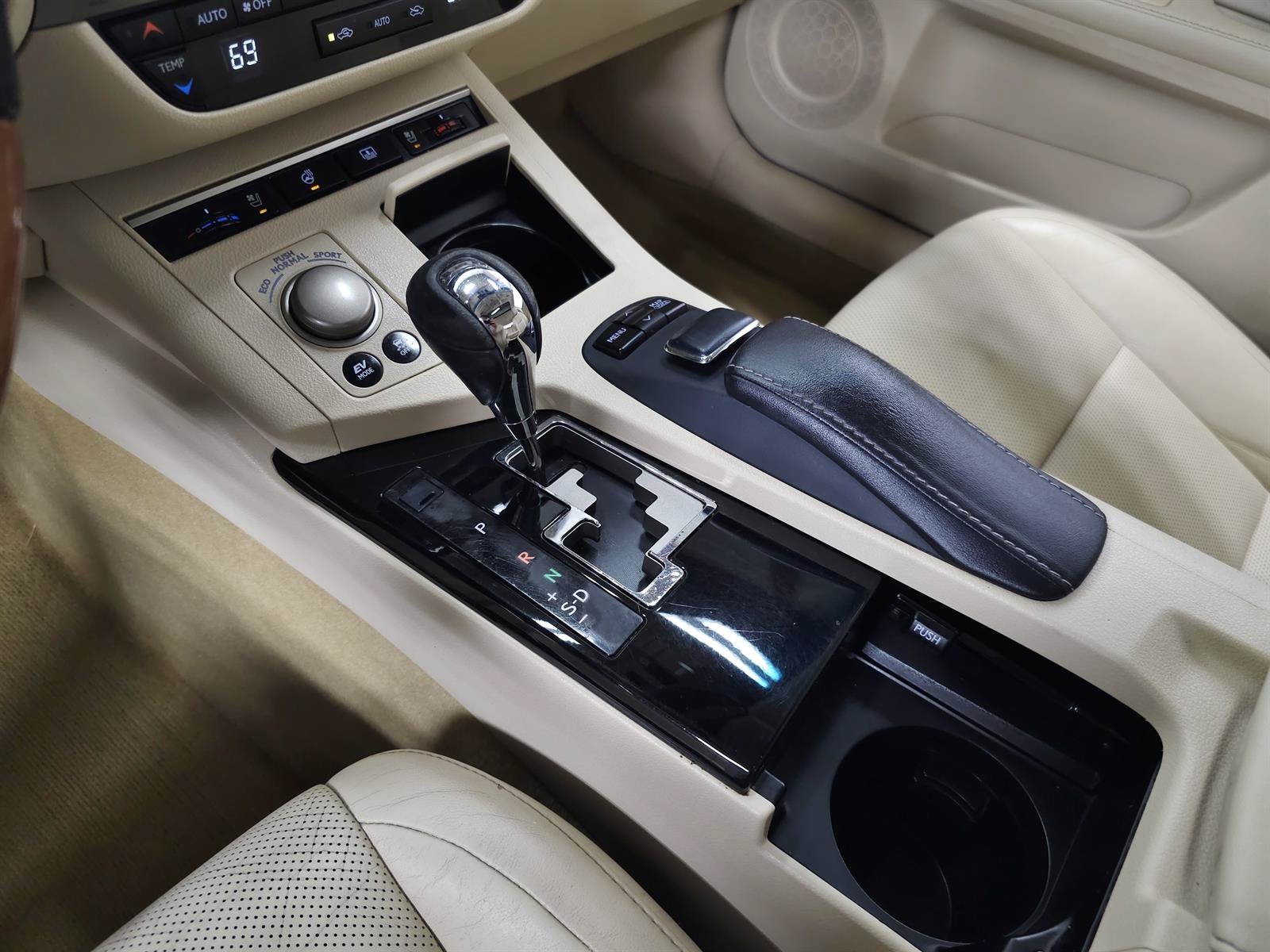 Used 2014 Lexus ES 300h w/ Luxury Package w/Bamboo Trim FWD image 27