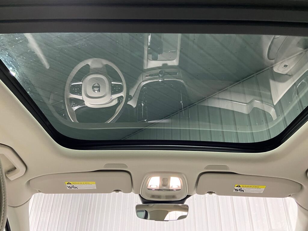 Used 2023 Volvo XC60 B5 Plus image 21