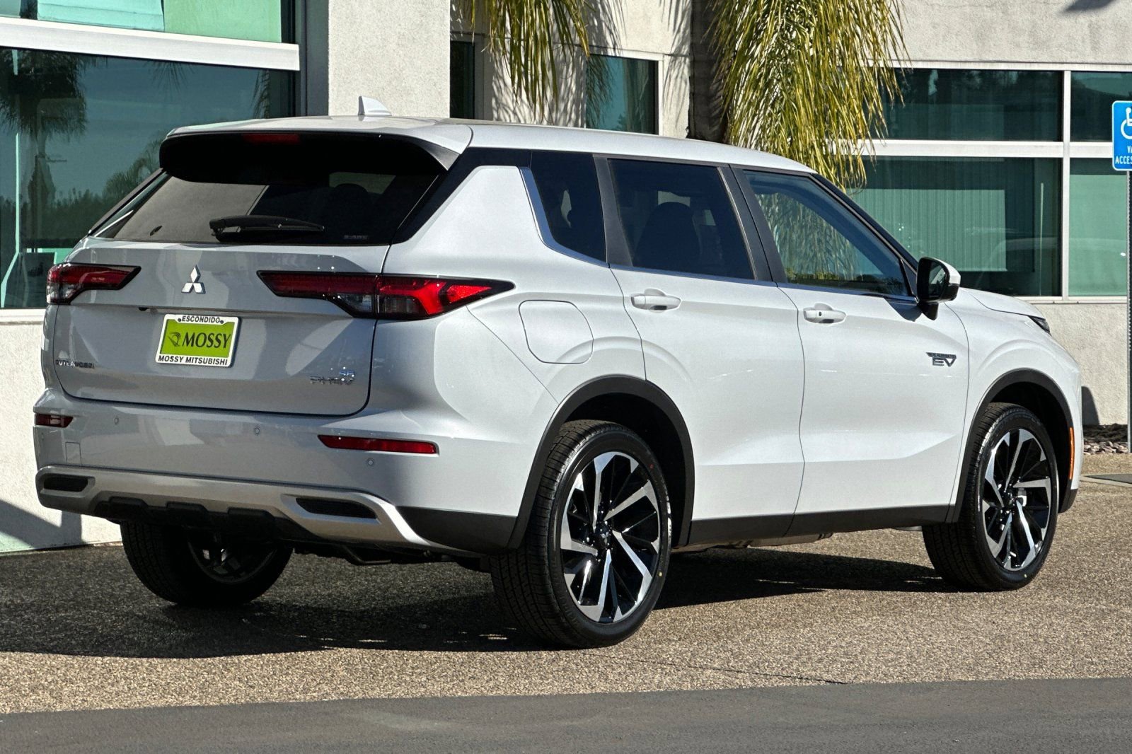 New 2025 Mitsubishi Outlander SE image 4