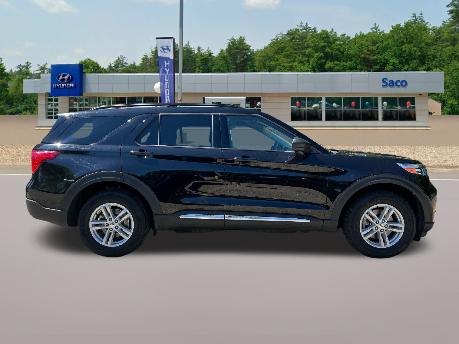 Used 2024 Ford Explorer XLT w/ Equipment Group 202A AWD/4WD image 5