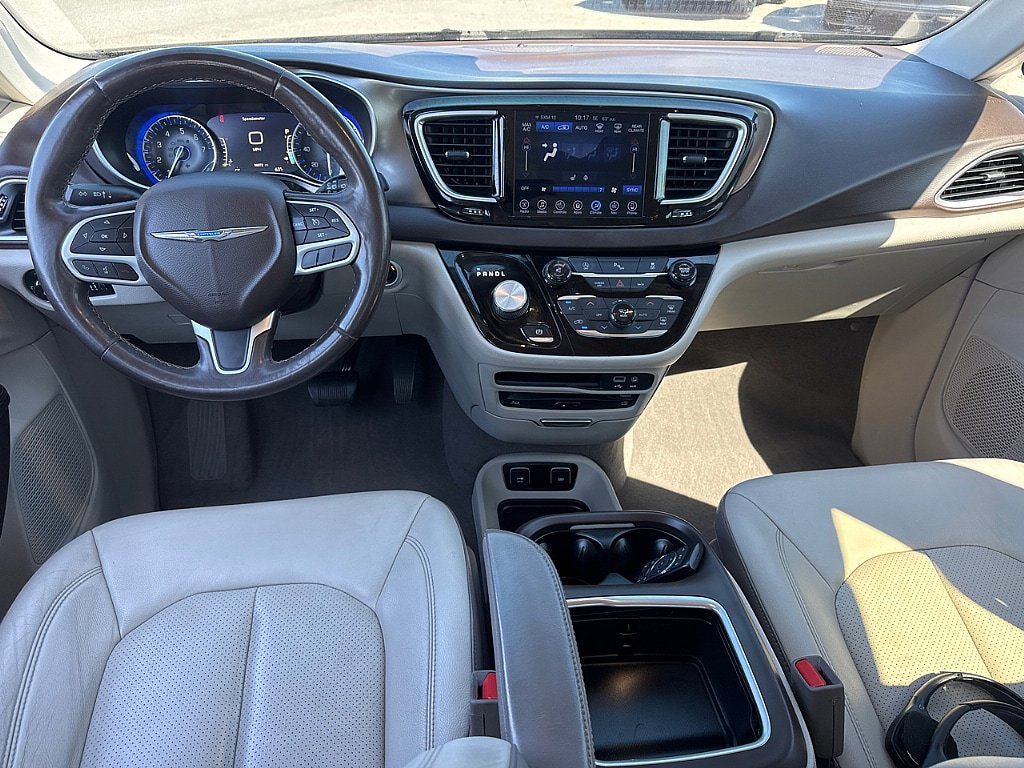 Used 2017 Chrysler Pacifica Touring-L Plus w/ Tire & Wheel Group FWD image 8