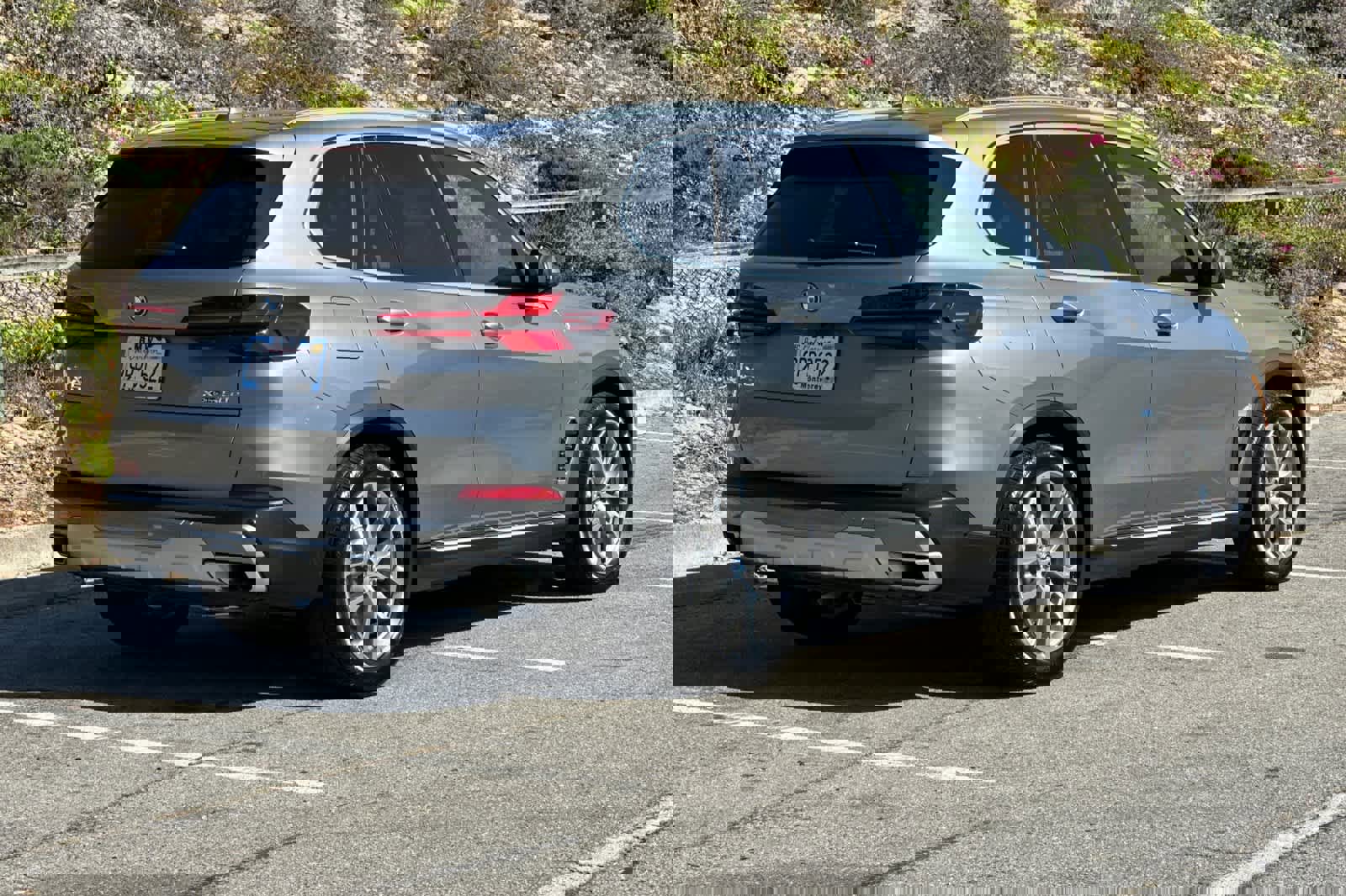 Used 2025 BMW X5 xDrive50e w/ Premium Package image 2