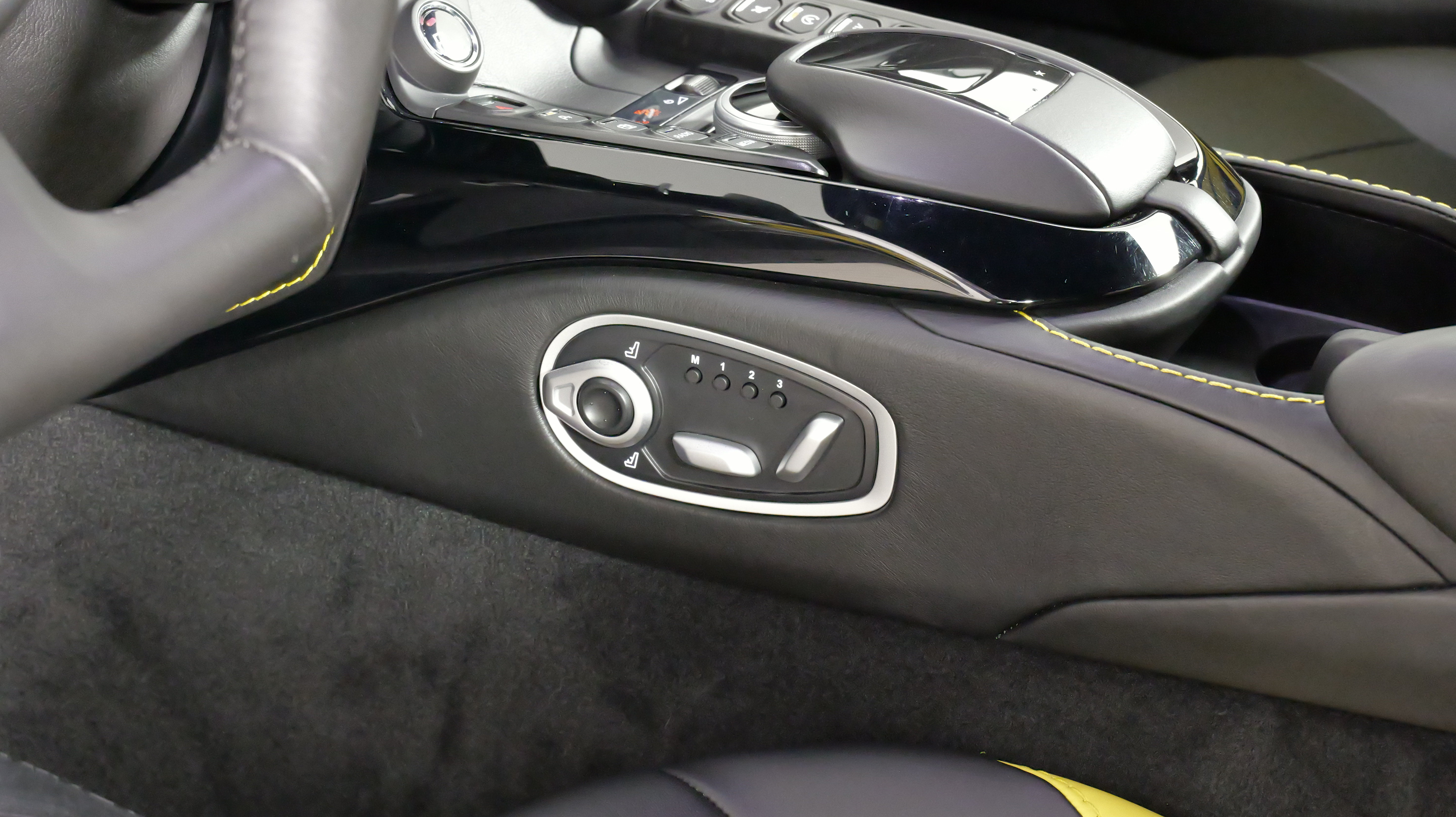 Used 2019 Aston Martin V8 Vantage Coupe RWD image 42