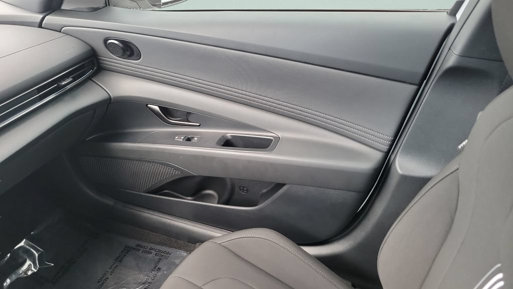 Certified 2025 Hyundai Elantra SEL FWD image 13