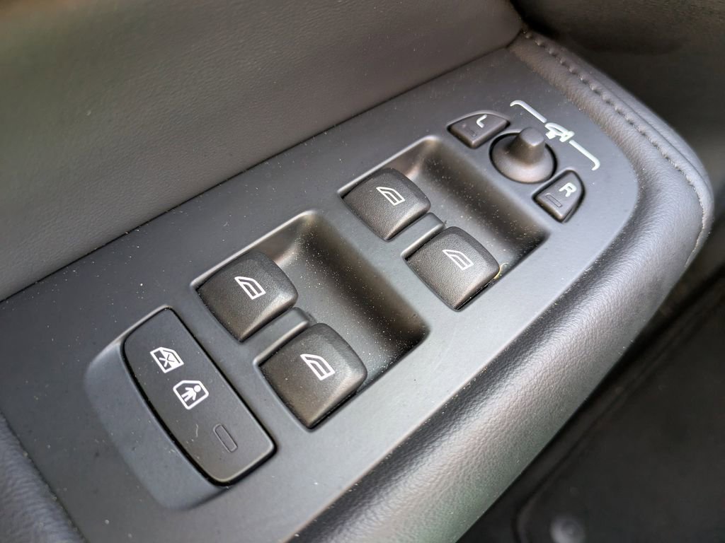 Certified 2025 Volvo XC60 B5 Plus AWD/4WD image 25