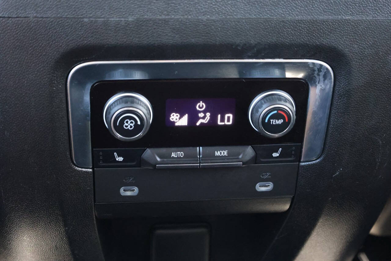 Used 2023 Chevrolet Suburban Premier AWD/4WD image 23