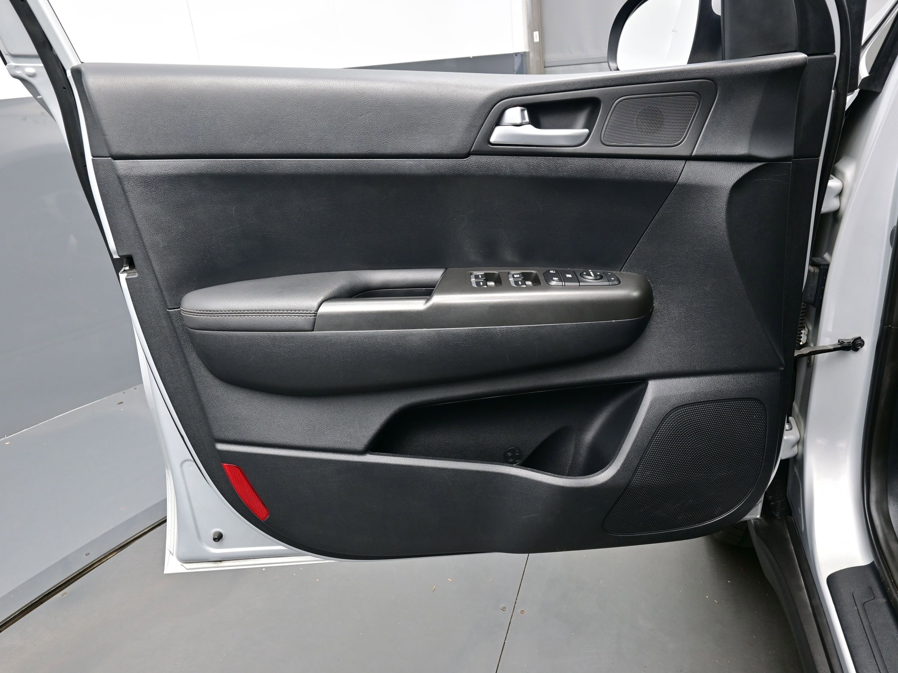 Used 2022 Kia Sportage LX image 11