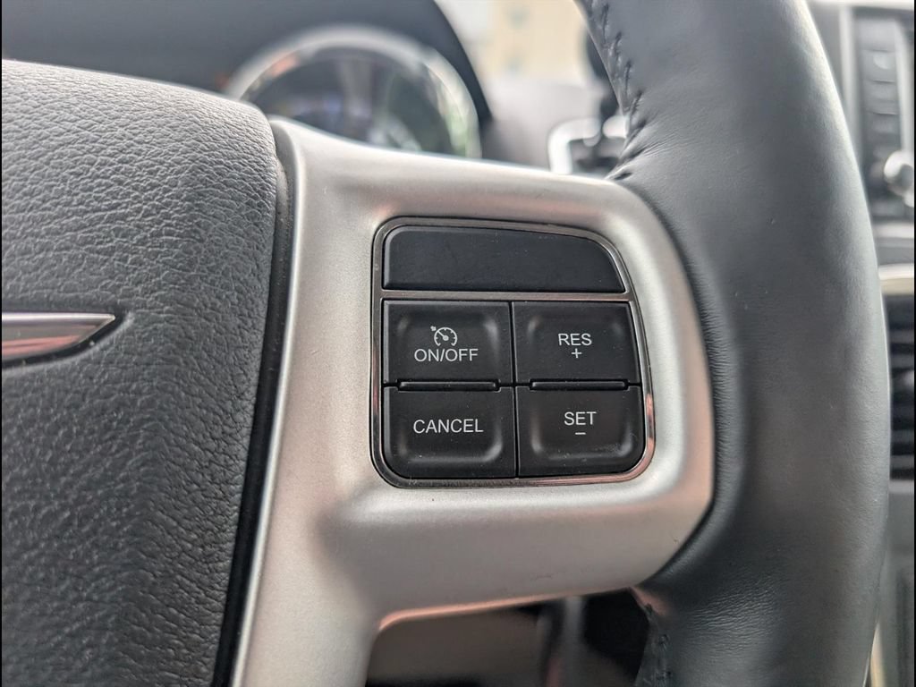 Used 2014 Chrysler Town & Country Touring w/ Driver Convenience Group FWD image 15