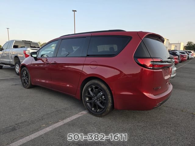 Used 2026 Chrysler Pacifica Limited w/ Uconnect Theater Family Group FWD image 2