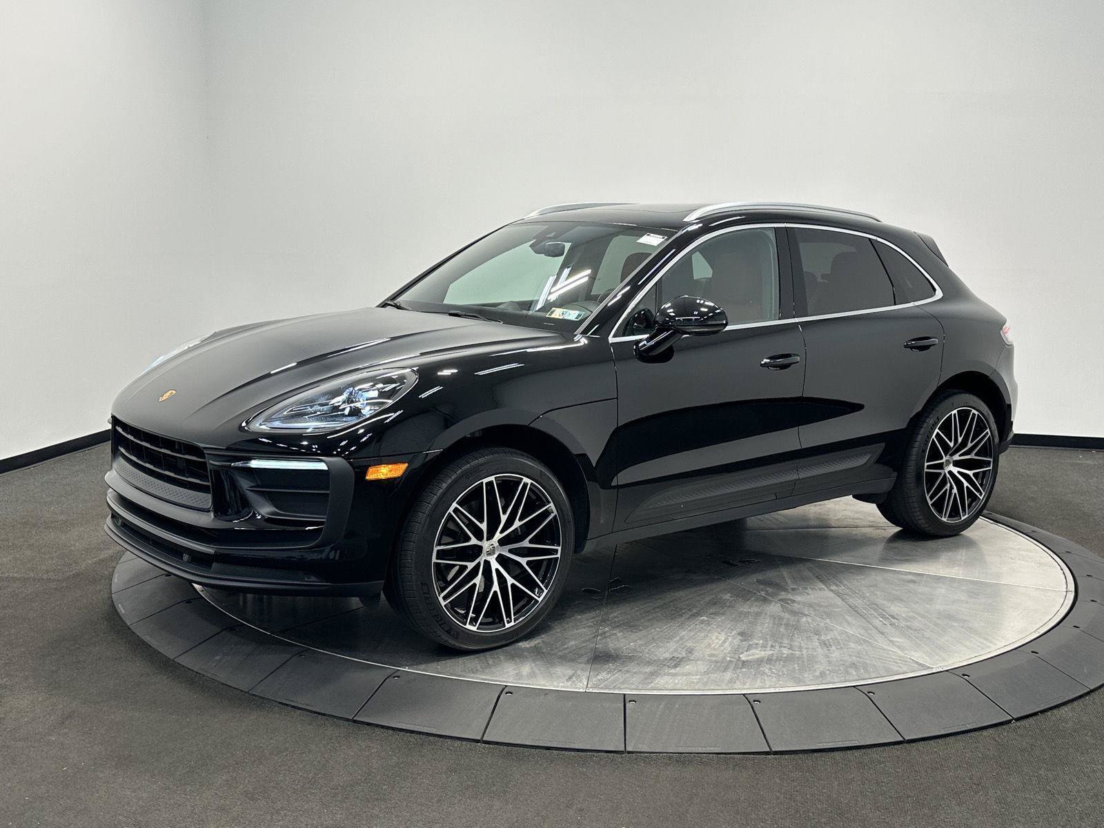 Used 2022 Porsche Macan AWD/4WD image 1