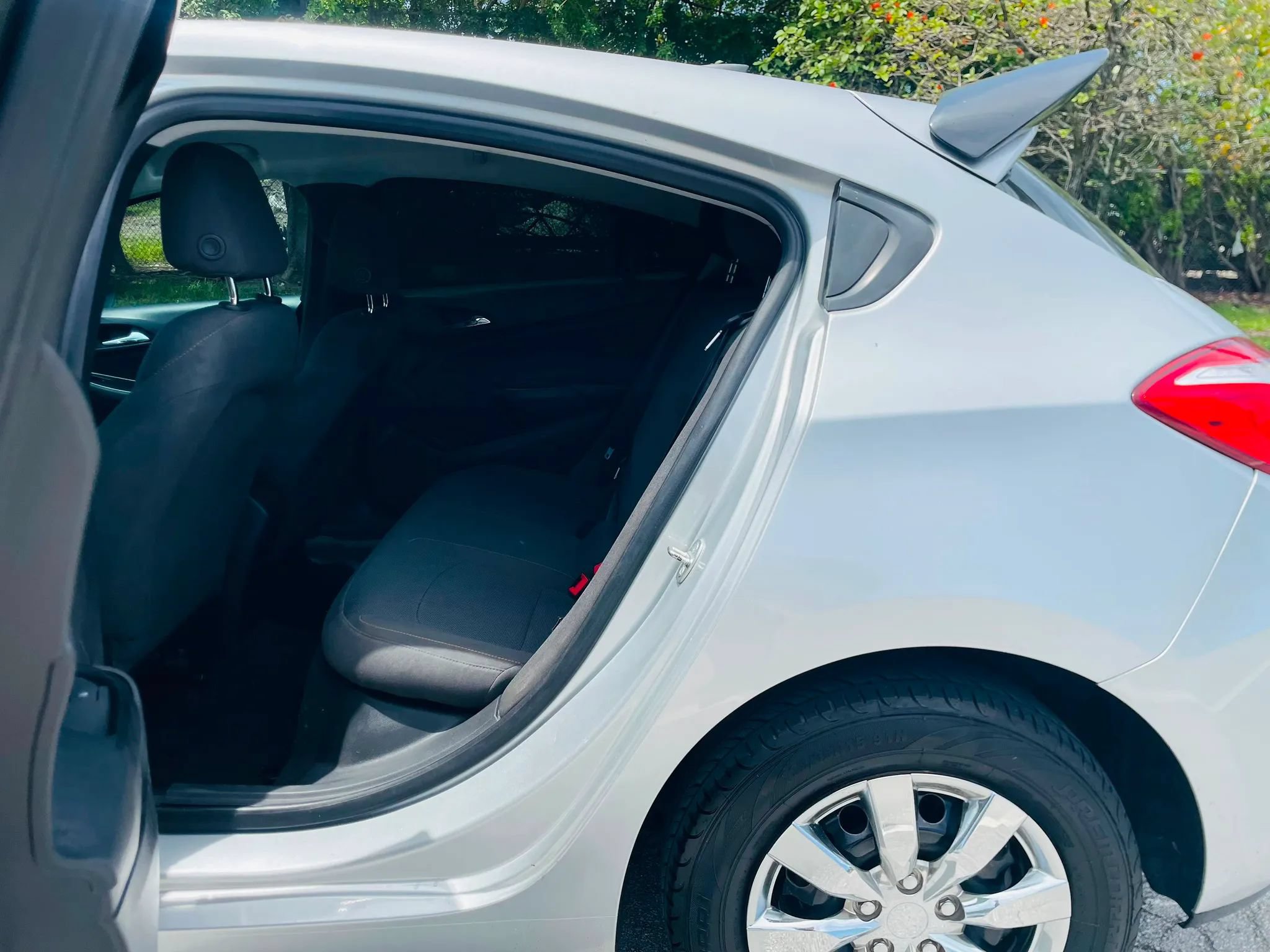 Used 2019 Chevrolet Cruze LS FWD image 10