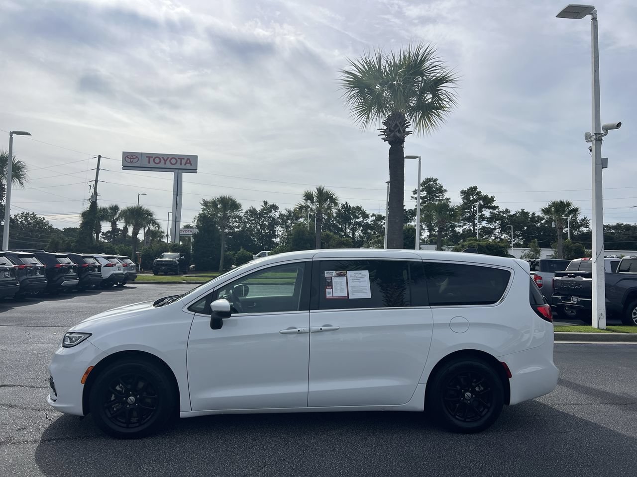 Used 2023 Chrysler Pacifica Touring-L FWD image 7