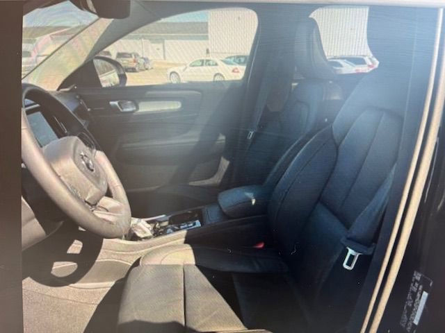 Used 2024 Volvo XC40 B5 Plus w/ Protection Package Premier image 3