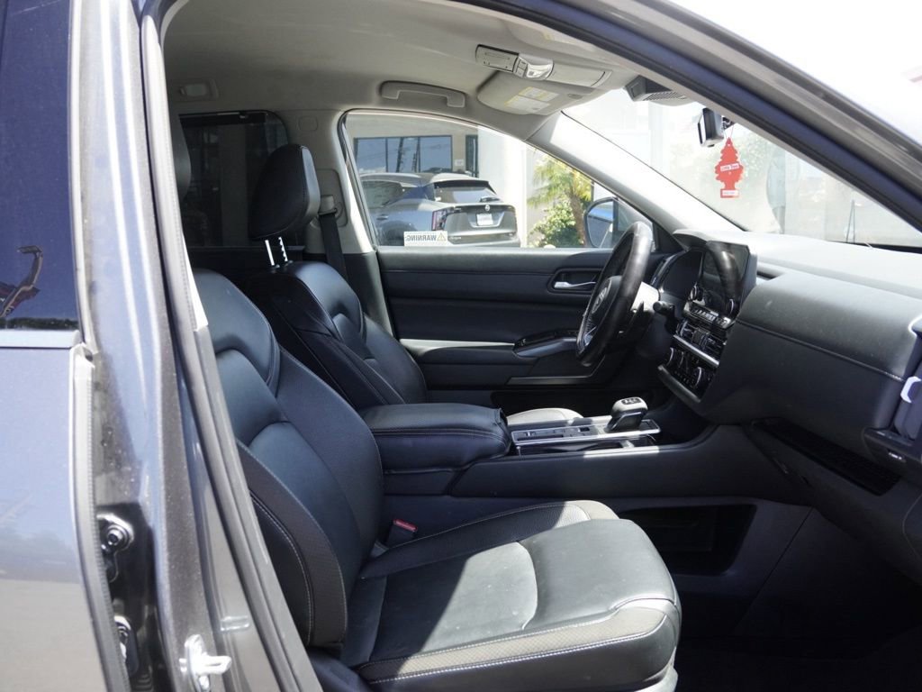 Used 2024 Nissan Pathfinder SL FWD image 18