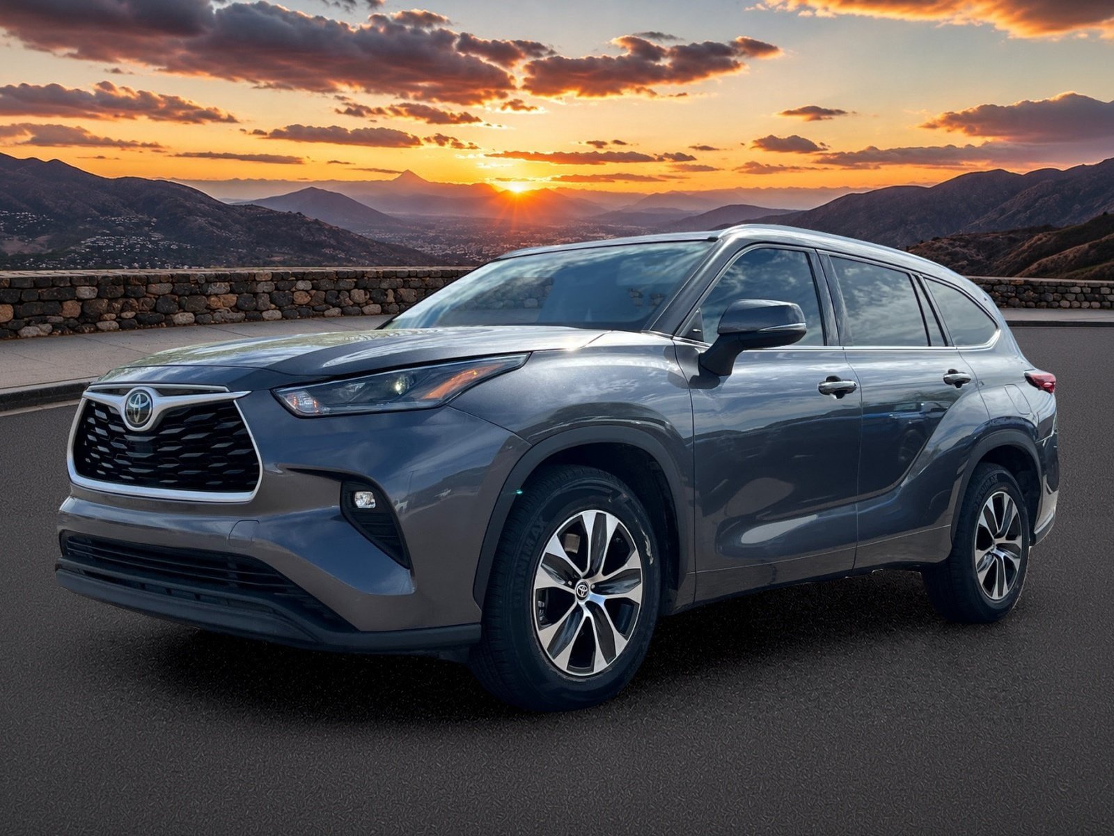 Used 2021 Toyota Highlander XLE FWD image 2