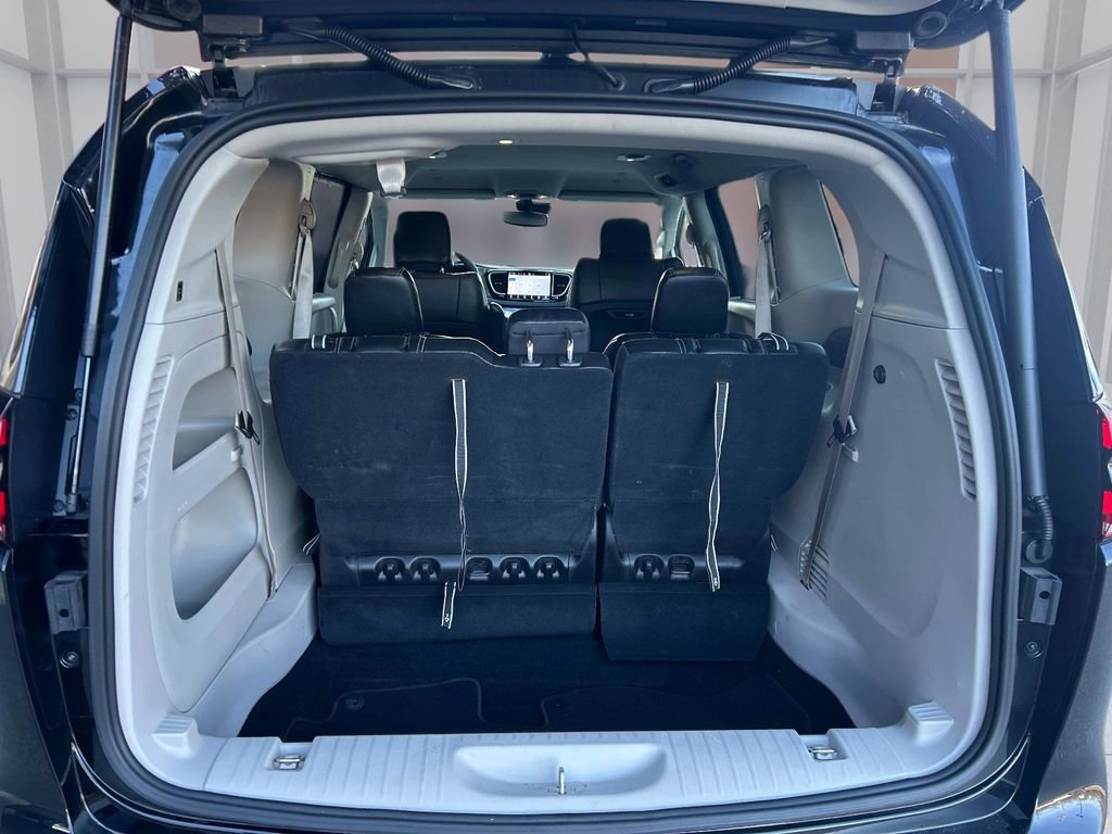 Used 2024 Chrysler Pacifica Touring-L image 13