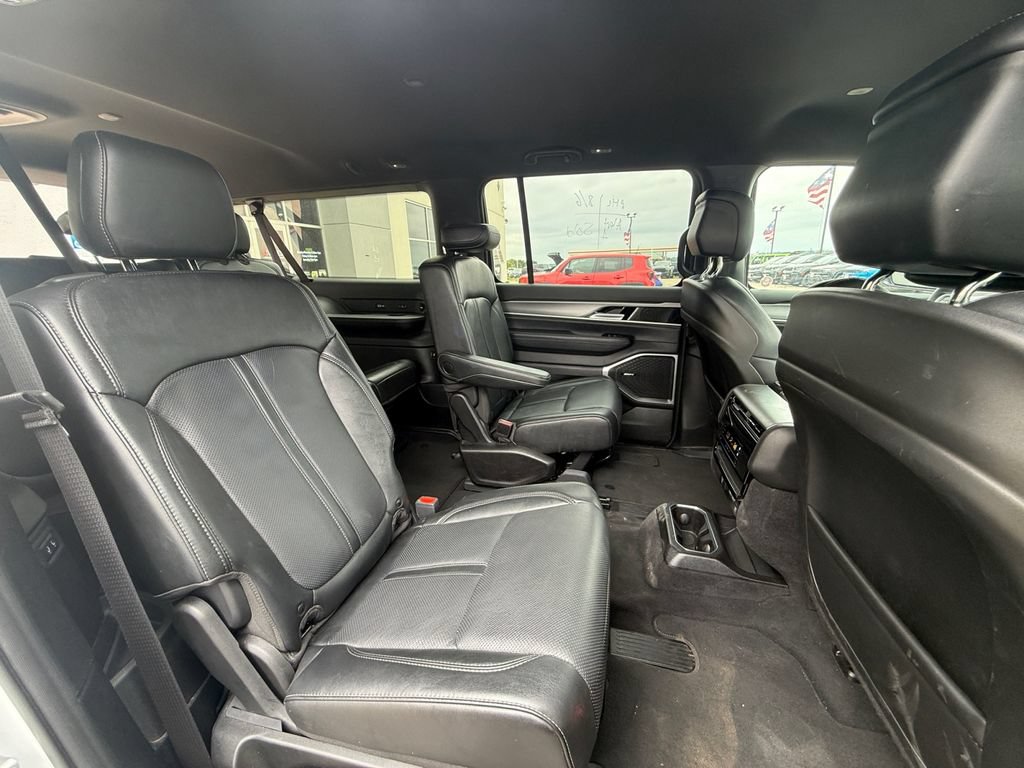 Used 2025 Jeep Wagoneer L Series II AWD/4WD image 41