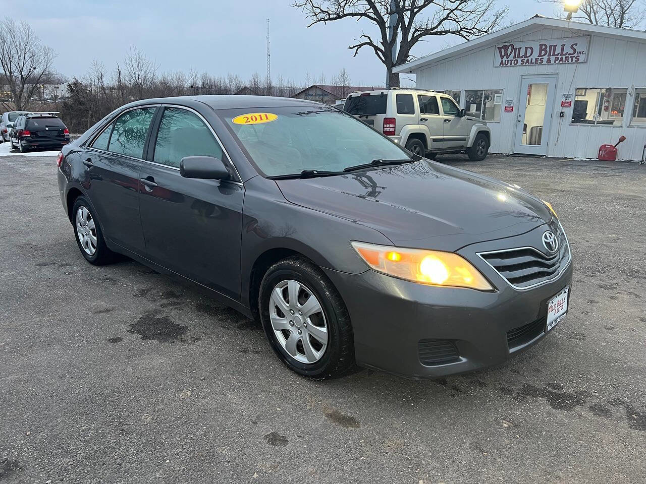 Used 2011 Toyota Camry LE FWD image 3