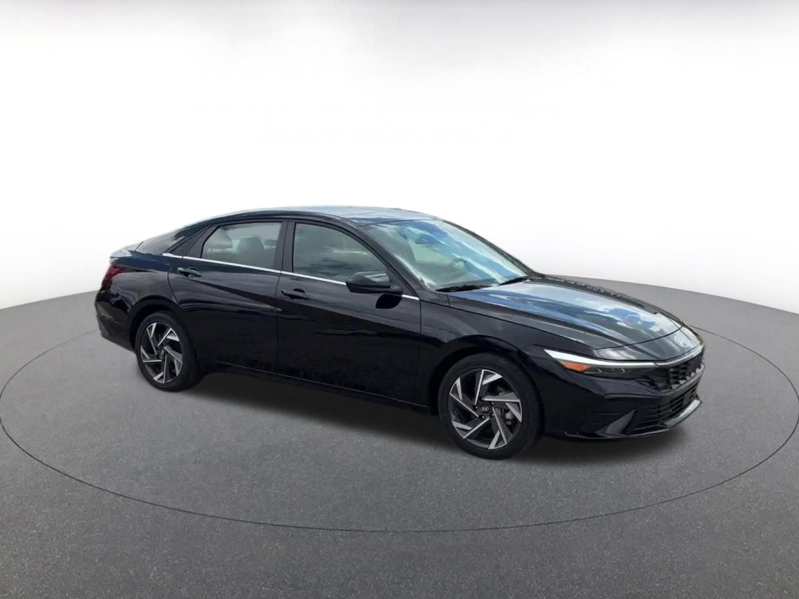 Used 2025 Hyundai Elantra SEL FWD image 2