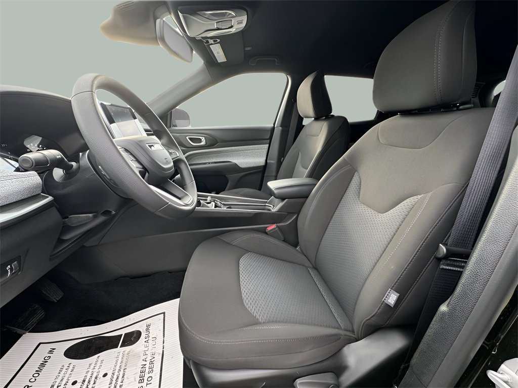 Used 2025 Jeep Compass Sport image 21