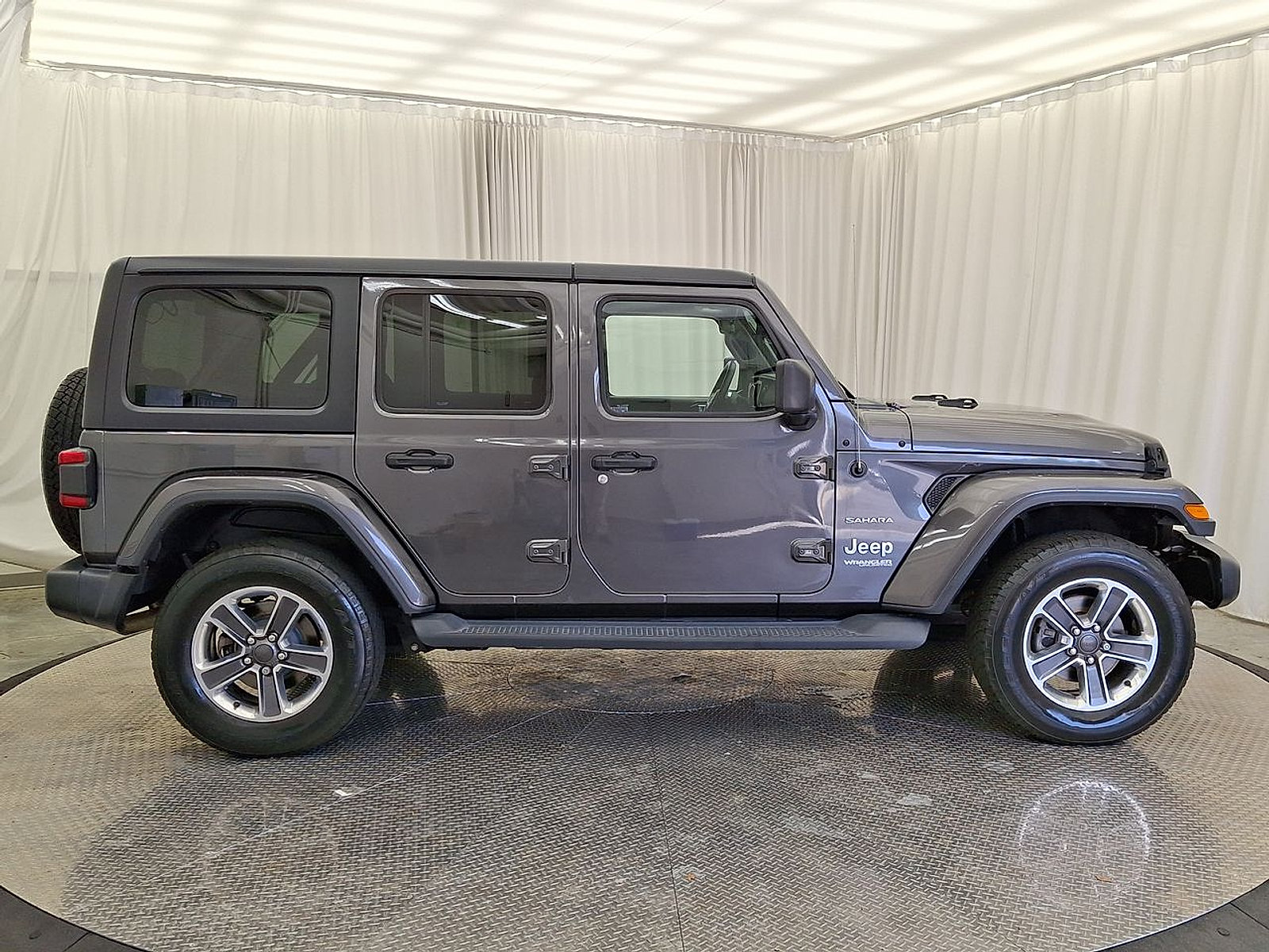 Used 2018 Jeep Wrangler Unlimited Sahara w/ Cold Weather Group AWD/4WD image 29
