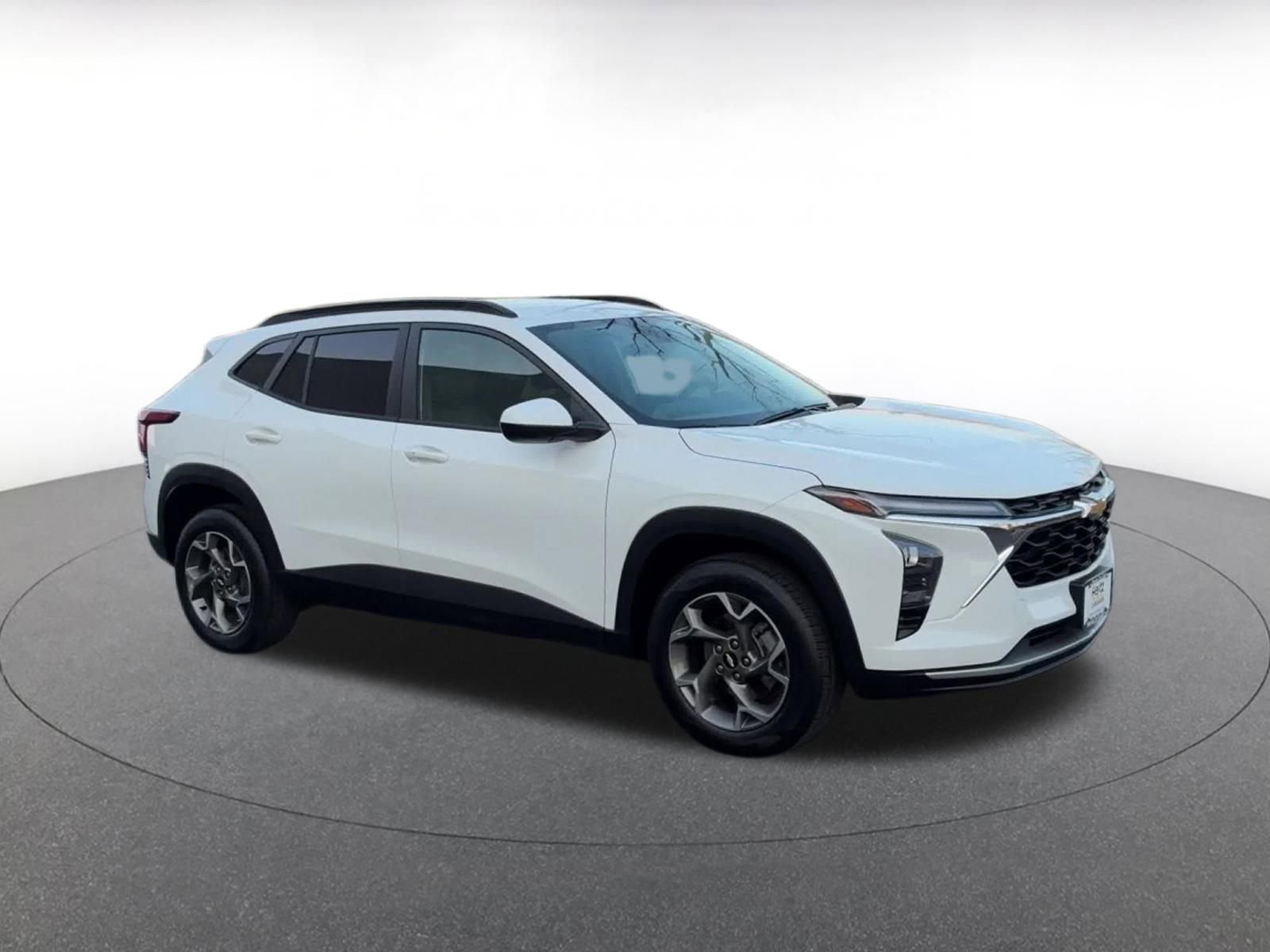 Used 2025 Chevrolet Trax LT w/ LT Convenience Package image 2