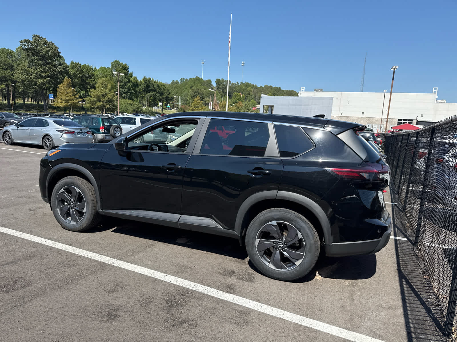 Used 2025 Nissan Rogue SV FWD image 4
