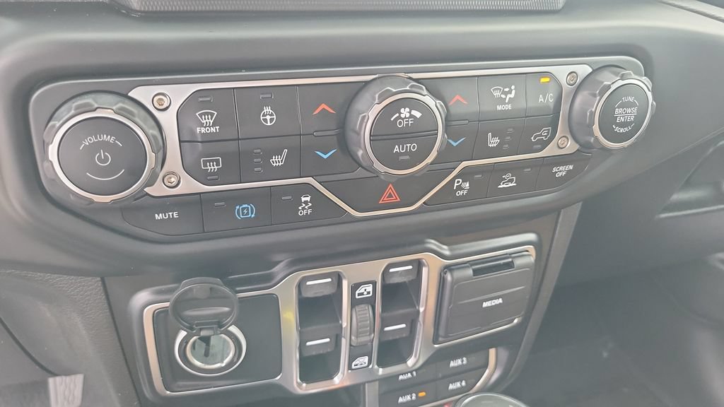 Used 2021 Jeep Wrangler Unlimited Sahara w/ Cold Weather Group AWD/4WD image 15