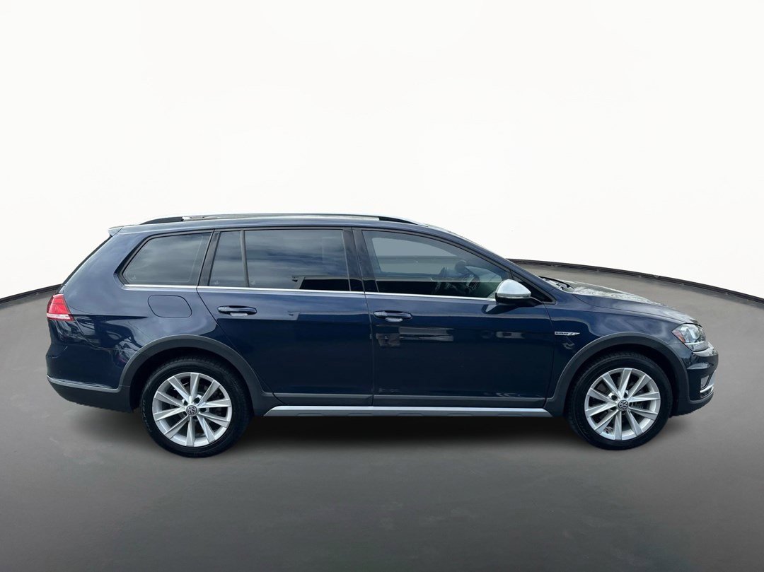 Used 2019 Volkswagen Golf Alltrack SE image 2