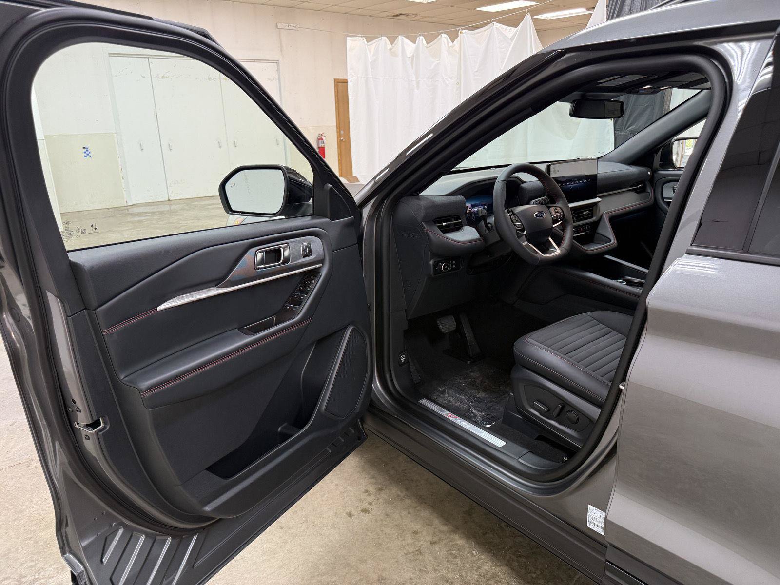 New 2026 Ford Explorer ST-Line w/ ST-Line Street Pack AWD/4WD image 9
