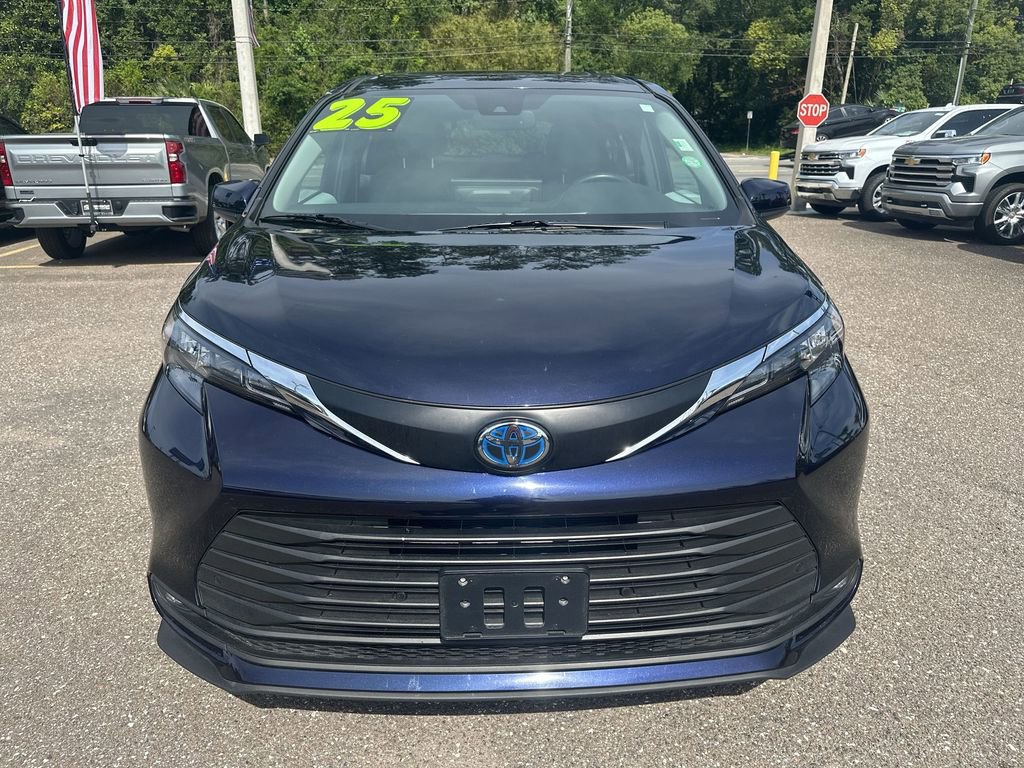 Used 2025 Toyota Sienna XLE FWD image 11