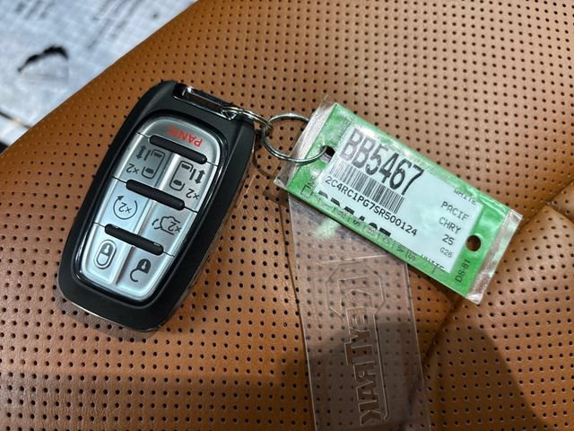 Used 2025 Chrysler Pacifica Pinnacle w/ Trailer Tow Group FWD image 44