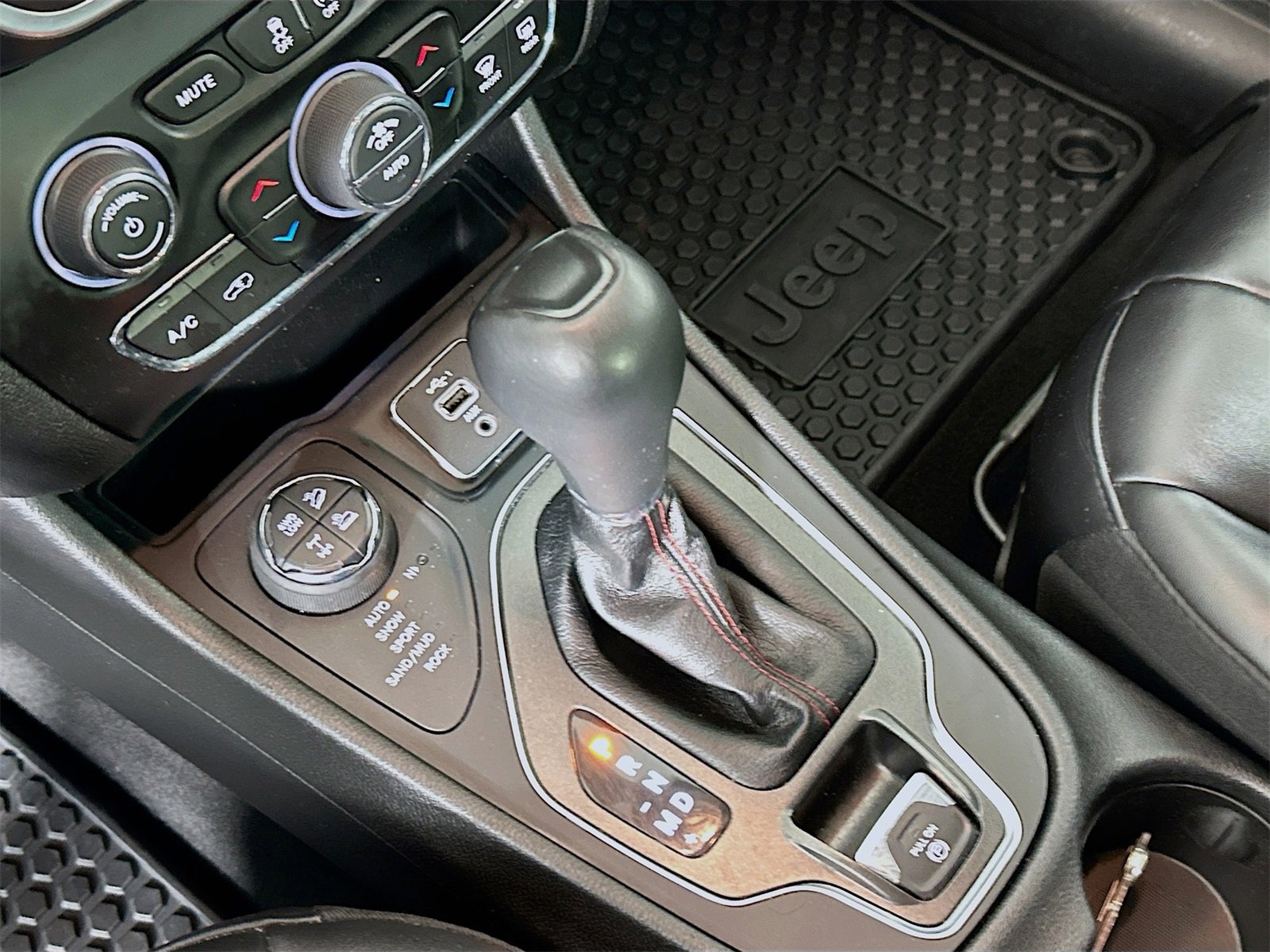 Used 2020 Jeep Cherokee Trailhawk w/ Cold Weather Group image 16