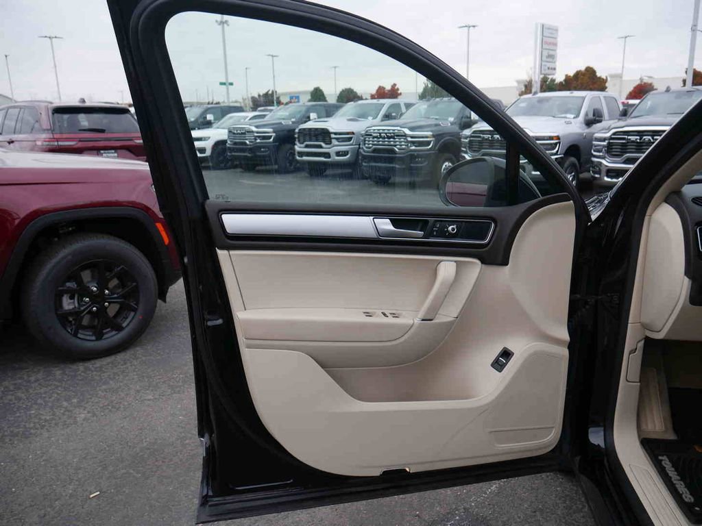 Used 2017 Volkswagen Touareg Sport image 26