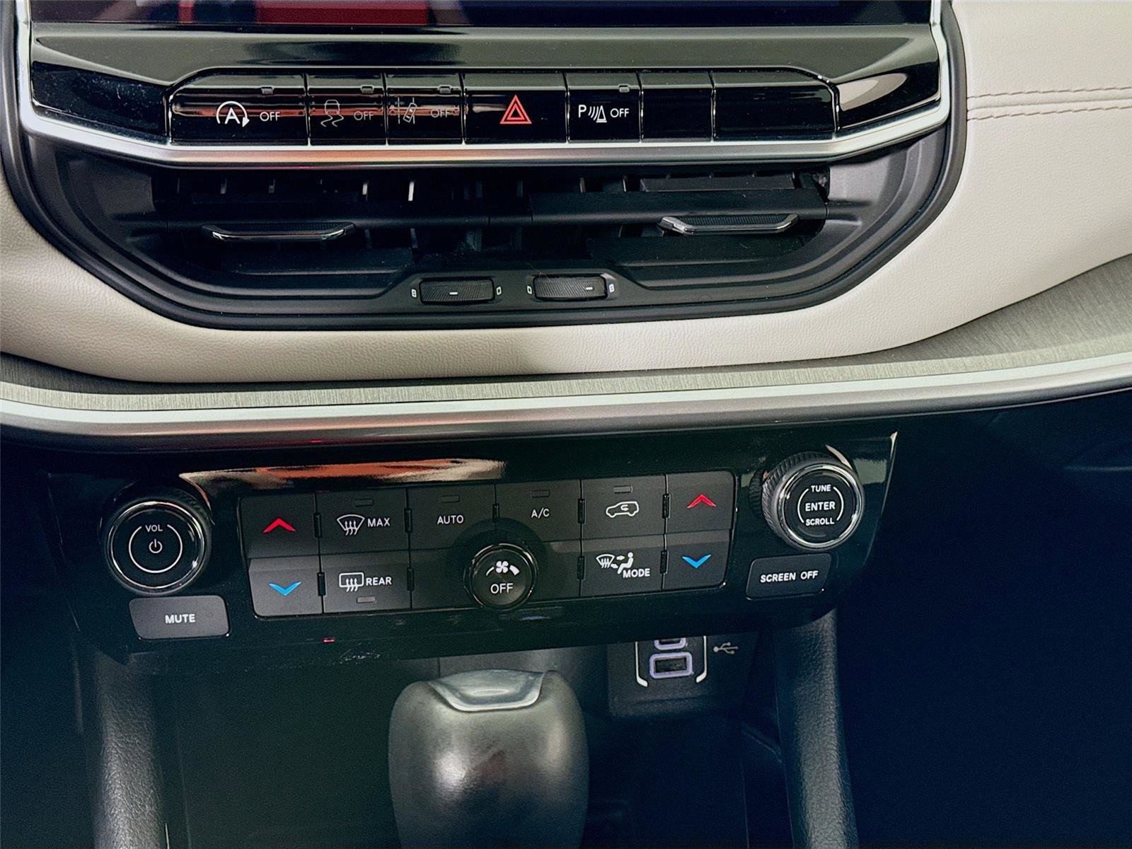 Used 2025 Jeep Compass Limited image 9