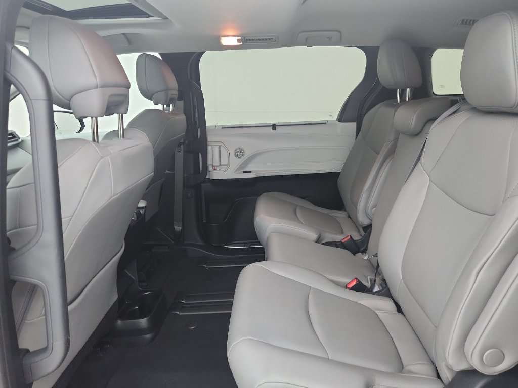 Used 2025 Toyota Sienna XLE FWD image 35