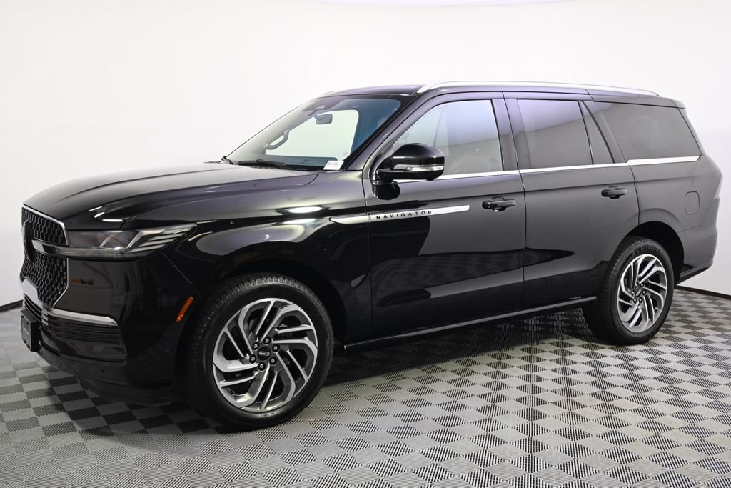 Used 2025 Lincoln Navigator Reserve AWD/4WD image 2