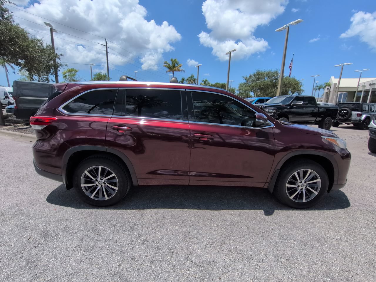 Used 2017 Toyota Highlander XLE w/ Carpet Mat Package AWD/4WD image 4